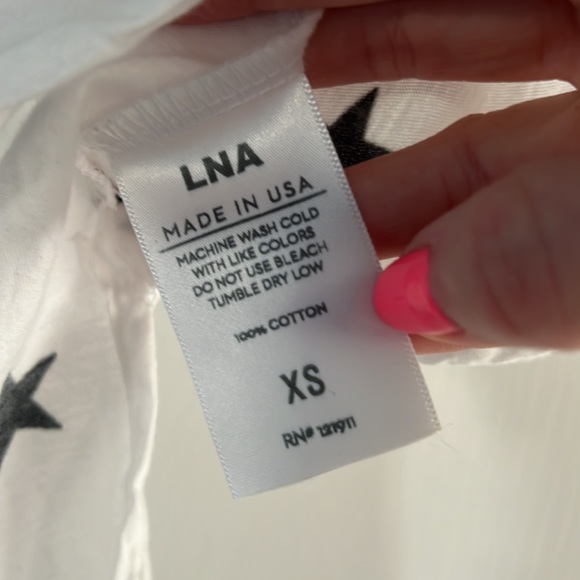 Like new LnA v neck tee. Size XS - Picture 4 of 6